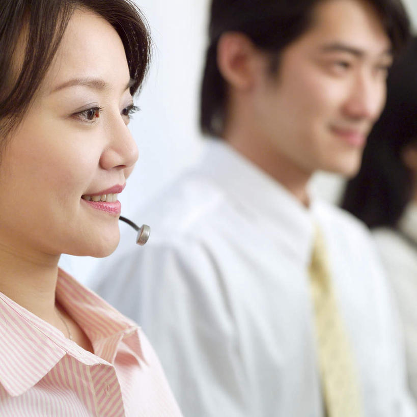 东方人,脸,头,脸颊,三个人,同事,商务人士,商务男性,商务女性,坐,笑,微笑,露齿笑,方图,室内,特写,白天,侧面,衬衫,通讯,成功,合作,团队,集体,信心,客服,亚洲,阴影,套装,朦胧,模糊,反射,信息,影子,话务员,注视,黄种人,队伍,肩膀,耳机,耳麦,话筒,观察,看,服务,通信,观看,协调,察看,麦克风,领导,头戴式耳麦,成就,关注,销售,商务装,合伙,领袖,工薪阶层,客服人员,电话销售,接待员,男人,男性,年轻男性,年轻女性,女人,女性,亚洲人,头部,脸部,脸蛋,面部,白领,接线员,上班族,坐着,半身,彩图,衬衣,头戴式耳机