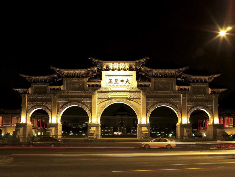 无人,横图,室外,夜晚,长时间曝光,仰视,旅游,度假,标志建筑,道路,地标,建筑,路,路灯,夜景,公路,汽车,照明,台湾,中国,亚洲,一辆,一排,许多,阴影,朦胧,模糊,整齐,光线,影子,拱门,灯光,分界线,停车线,交通,娱乐,建设,车,灯,排列,交通工具,轿车,享受,休闲,旅游胜地,放松,车行道,车行道分界线,照亮,蒋介石纪念堂,中正纪念堂,照明设备,队列,载具,标线,曝光,东亚,车行线,台北,港澳台,中华人民共和国,省会,台北市,台湾省,蒋公纪念堂,中正区,马路,彩图,低角度拍摄,台