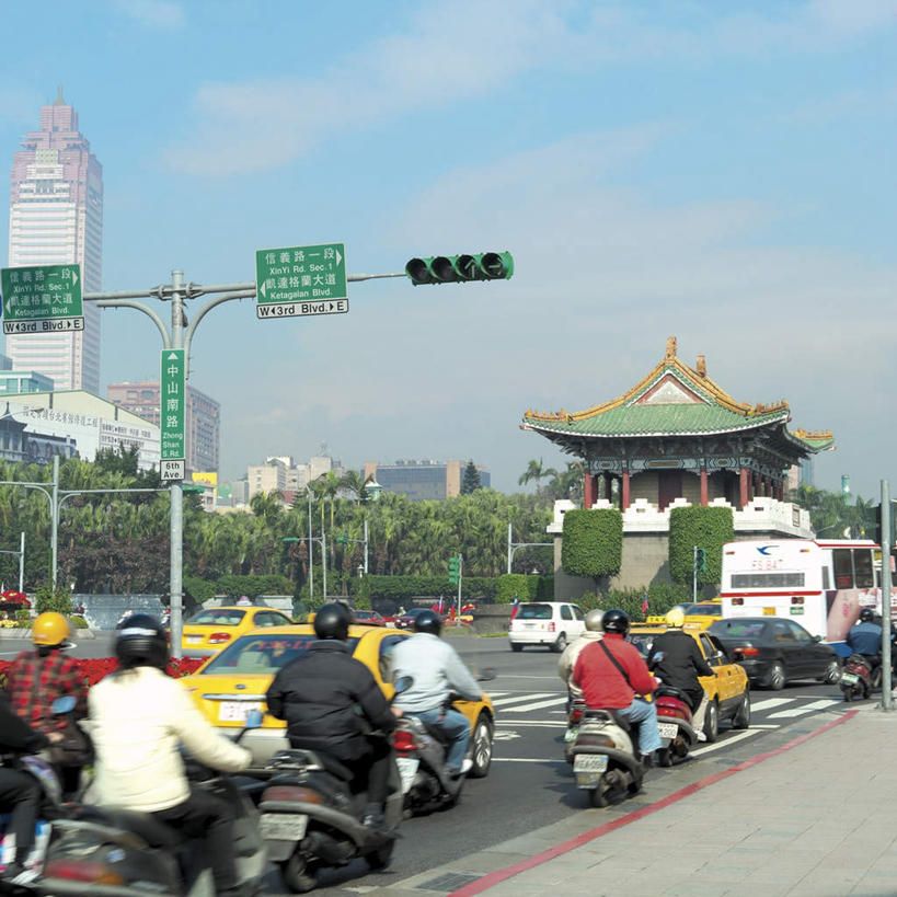 东方人,坐,方图,室外,白天,度假,安全,美景,植物,城市风光,城市,道路,建筑,路,公路,摩托车,帽子,韩国,亚洲,行人,游客,游人,握,阴影,服装,光线,头盔,瓦片,影子,屋顶,景观,云,云朵,红绿灯,分界线,停车线,信号灯,交通,许多人,云彩,顶棚,瓦,注视,休闲装,黄种人,娱乐,路人,旅客,车,树,树木,骑,背面,衣服,蓝色,绿色,白云,蓝天,天空,阳光,自然,安全帽,交通工具,天,观察,看,一群人,骑车,享受,休闲,休闲服,景色,放松,警示,握着,建造,服饰,生长,晴朗,成长,观看,车行道,车行道分界线,察看,关注,提示,载具,标线,流通,东亚,车行线,屋瓦,交通信号灯,行人信号灯,大韩民国,江原道,太白,太白市,过客,男人,男性,中年男性,亚洲人,晴空,马路,坐着,半身,彩图,道