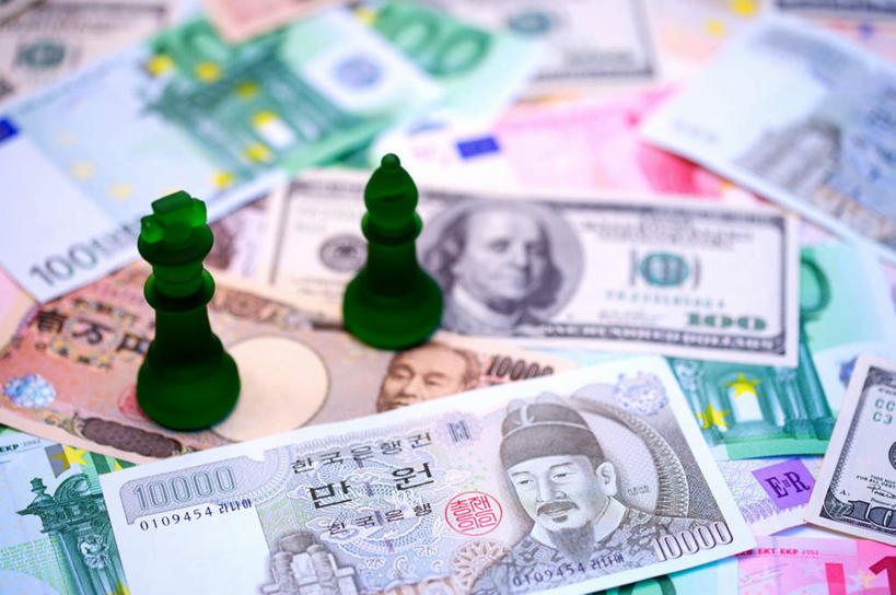 无人,横图,俯视,室内,特写,白天,钱,美元,静物,一堆,许多,阴影,堆叠,堆积,朦胧,模糊,反射,标志,钱币,文字,影子,字符,字母,美金,标识,两个,绿色,棋子,钞票,金融,纸币,韩币,经济,日元,堆,国王,美圆,流通,皇后,纸钞,贸易,日语,韩语,货币,现金,彩图,高角度拍摄,后,日本银行券,日圆,朝鲜语,韩国语,王,圜