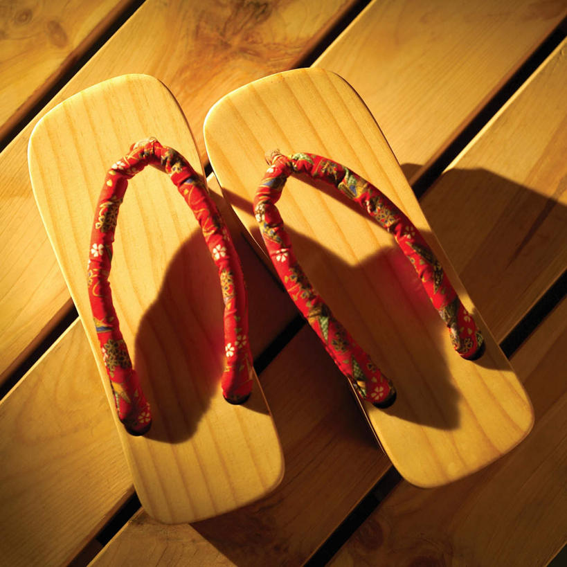 无人,方图,俯视,室内,特写,白天,地板,静物,鞋子,一双,阴影,朦胧,模糊,反射,影子,地面,木屐,木地板,木鞋,彩图,高角度拍摄,人字拖,人字拖鞋