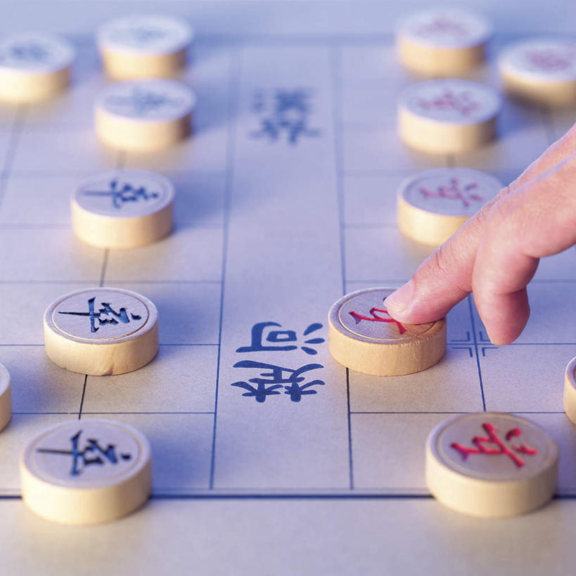 东方人,手,一个人,方图,俯视,室内,特写,白天,游戏,快乐,比赛,竞争,亚洲,仅一个男性,仅一个人,握,阴影,朦胧,模糊,反射,影子,玩,黄种人,娱乐,仅一个年轻男性,象棋,休闲,手部,棋盘,益智,握着,活动,单手,发泄,消遣,智力,宣泄,中国象棋,男人,男性,年轻男性,亚洲人,玩耍,嬉戏,半身,彩图,高角度拍摄