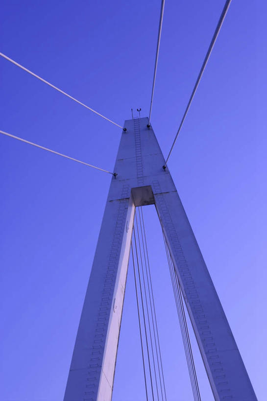 无人,竖图,室外,白天,仰视,旅游,度假,标志建筑,大桥,地标,建筑,立交桥,桥梁,台湾,中国,亚洲,阴影,光线,影子,高架,斜拉桥,桥,娱乐,建设,蓝色,蓝天,天空,阳光,天,享受,休闲,旅游胜地,放松,情人桥,晴朗,东亚,台北县,万里无云,港澳台,中华人民共和国,台湾省,新北,新北市,晴空,晴空万里,彩图,低角度拍摄,淡水区,跨港大桥,台