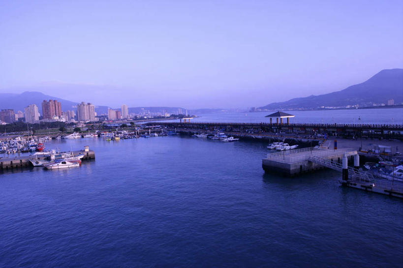 无人,高楼大厦,码头,横图,室外,白天,正面,度假,河流,美景,山,山脉,水,城市风光,城市,大厦,港口,建筑,轮船,摩天大楼,船,台湾,中国,亚洲,阴影,光线,木板,影子,河水,景观,山峰,水流,桥,木桥,山峦,娱乐,栈桥,蓝色,蓝天,天空,阳光,交通工具,群山,天,享受,休闲,景色,放松,晴朗,人行桥,木板桥,载具,东亚,游艇码头,台北县,万里无云,港澳台,中华人民共和国,台湾省,新北,新北市,晴空,晴空万里,彩图,摆渡口,埠头,大楼,渡口,渡头,港湾,高层建筑,高楼,海港,口岸,摩天楼,淡水区,淡水渔人码头,台