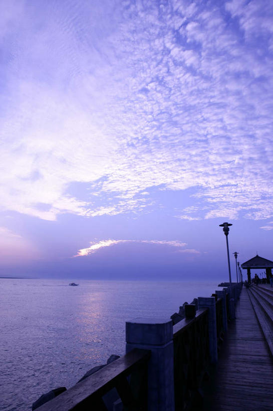 无人,竖图,室外,白天,正面,旅游,度假,河流,美景,日落,水,路灯,照明,台湾,中国,亚洲,阴影,波纹,光线,木板,影子,河水,景观,水流,晚霞,霞光,落日,桥,灯光,木桥,涟漪,背光,娱乐,栈桥,灯,倒影,水纹,阳光,自然,黄昏,波浪,享受,休闲,景色,彩霞,放松,人行桥,木板桥,照亮,倒映,照明设备,自然风光,逆光,东亚,台北县,港澳台,中华人民共和国,水晕,台湾省,夕照,反照,新北,新北市,夕阳,彩图,淡水区,淡水渔人码头,斜阳,台