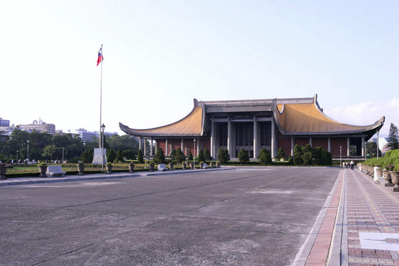 无人,横图,室外,白天,正面,旅游,度假,草地,草坪,植物,标志建筑,地标,建筑,旗帜,国旗,台湾,中国,亚洲,阴影,飘扬,光线,瓦片,影子,柱子,屋顶,云,云朵,云彩,顶棚,瓦,娱乐,建设,草,树,树木,蓝色,绿色,白云,蓝天,天空,阳光,自然,天,享受,休闲,旅游胜地,放松,建造,生长,晴朗,成长,飘逸,飞扬,东亚,屋瓦,台北,国父纪念馆,港澳台,中华人民共和国,省会,中山公园,台北市,台湾省,信义区,旗,晴空,彩图,台北国父纪念馆,台