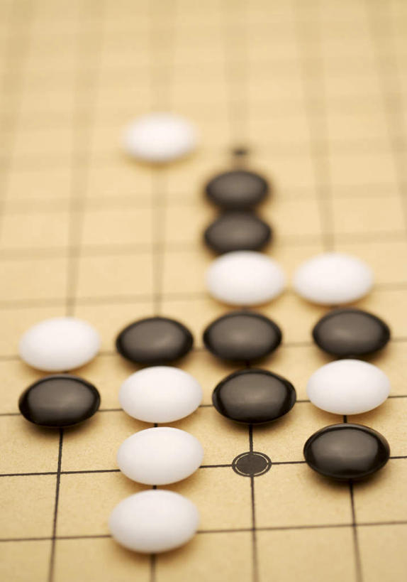 无人,竖图,俯视,室内,特写,白天,游戏,快乐,比赛,竞争,静物,许多,阴影,反射,圆形,影子,玩,娱乐,排列,白色,黑色,休闲,棋子,棋盘,益智,活动,发泄,消遣,智力,围棋,宣泄,摆列,玩耍,嬉戏,彩图,高角度拍摄,布列,分列