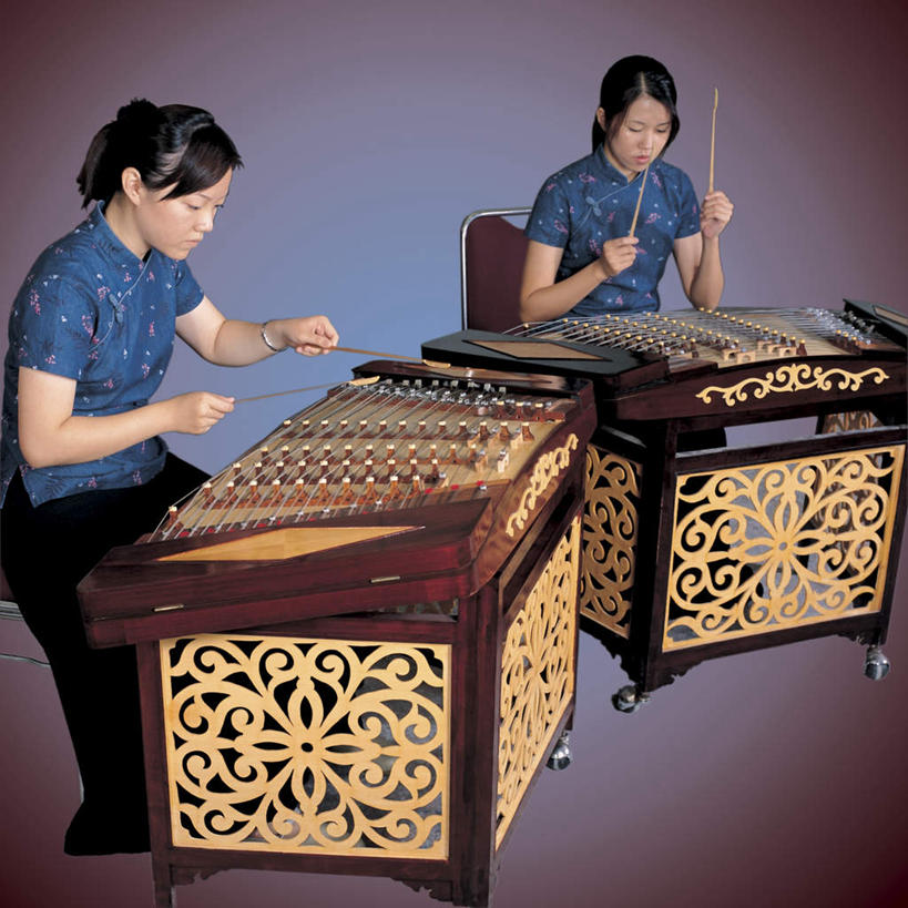 东方人,两个人,伙伴,朋友,坐,方图,室内,白天,正面,民族服装,友谊,合作,团队,桌面,桌子,椅子,亚洲,握,服装,木制,木椅,乐器,弹奏,拿,拿着,注视,黄种人,衣服,木制品,观察,看,战略,握着,摄影,服饰,影棚,观看,打击乐器,察看,衣着,穿着,关注,扬琴,洋琴,联合,合谋,衣饰,配合,协作,年轻女性,女人,女性,亚洲人,坐着,半身,彩图,影棚拍摄,传统服装,民俗服,拍摄,打琴,扇面琴,铜丝琴
