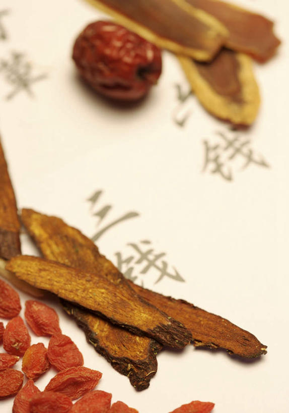 无人,竖图,俯视,室内,特写,白天,白色背景,植物,餐桌,桌子,许多,阴影,朦胧,模糊,反射,标志,文字,影子,字符,果实,草药,药草,很多,标识,中药,汉字,摄影,影棚,餐台,枸杞子,枸杞,甘草,中文,药材,中草药,枣椰子,中药材,本草,国文,华文,苟起子,枸杞豆,枸杞果,血杞子,生甘草,波斯枣,番枣,海枣,无漏子,椰枣,伊拉克枣,彩图,高角度拍摄,影棚拍摄,拍摄