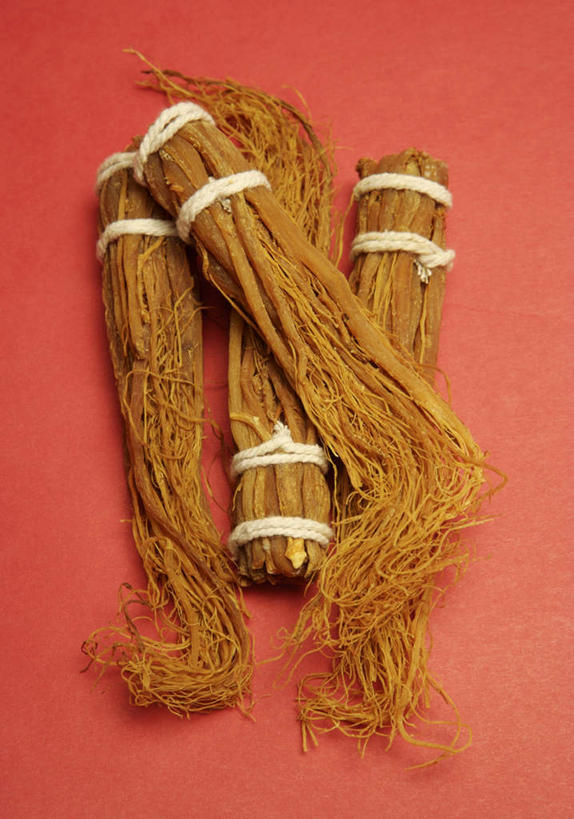 无人,竖图,俯视,室内,特写,白天,植物,餐桌,桌子,人参,阴影,红色背景,反射,影子,褐色,草药,药草,四根,中药,摄影,影棚,餐台,药材,高丽参,中草药,中药材,本草,百尺杵,海腴,皱面还丹,人衔,别直参,朝鲜参,五加科,参,彩图,高角度拍摄,影棚拍摄,拍摄