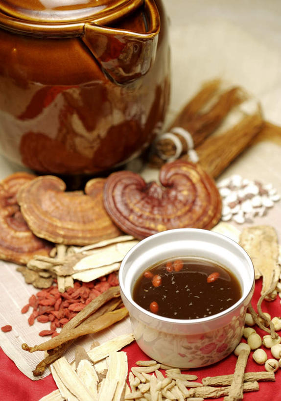 无人,竖图,俯视,室内,特写,白天,植物,餐桌,桌子,当归,灵芝,人参,许多,阴影,朦胧,模糊,反射,影子,陶瓷,菌菇,果实,根,草药,药草,陶瓷制品,很多,中药,两个,容器,碗,摄影,影棚,餐台,储藏,枸杞子,枸杞,甘草,储存,药材,高丽参,中草药,中药材,本草,百尺杵,海腴,皱面还丹,人衔,苟起子,枸杞豆,枸杞果,血杞子,别直参,朝鲜参,五加科,生甘草,芝草,云归,仙草,西当归,神芝,瑞草,秦归,岷当归,灵芝草,参,彩图,高角度拍摄,影棚拍摄,拍摄,贮存