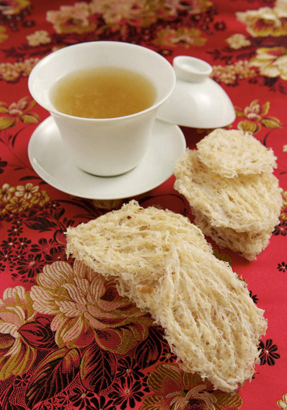 无人,竖图,俯视,室内,特写,白天,幸福,餐桌,茶,桌子,杯子,餐具,阴影,朦胧,模糊,反射,碟子,盘,影子,陶瓷,茶叶,陶瓷制品,一杯,娱乐,两个,白色,盘子,水杯,碟,享受,休闲,温馨,放松,乐趣,摄影,影棚,餐台,提神,舒适,燕窝,醒脑,巢窝,燕菜,燕根,燕蔬菜,茶杯,彩图,高角度拍摄,影棚拍摄,拍摄