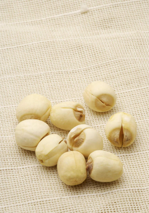 无人,竖图,俯视,室内,特写,白天,白色背景,餐桌,桌子,许多,阴影,朦胧,模糊,反射,影子,莲子,很多,白色,摄影,影棚,餐台,莲米,莲肉,莲实,彩图,高角度拍摄,影棚拍摄,拍摄