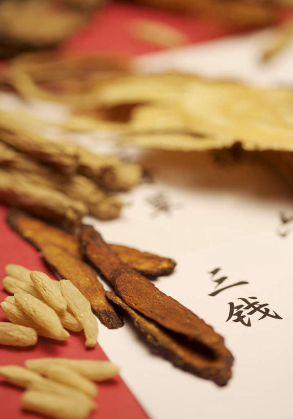 无人,竖图,俯视,室内,特写,白天,植物,餐桌,桌子,当归,许多,阴影,朦胧,模糊,反射,标志,文字,影子,字符,根,草药,药草,很多,标识,中药,汉字,摄影,影棚,餐台,甘草,中文,药材,中草药,中药材,本草,国文,华文,生甘草,云归,西当归,秦归,岷当归,彩图,高角度拍摄,影棚拍摄,拍摄