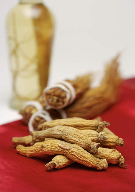 无人,竖图,俯视,室内,特写,白天,白色背景,植物,餐桌,桌子,人参,一堆,许多,阴影,堆叠,堆积,朦胧,模糊,反射,影子,褐色,草药,药草,很多,中药,摄影,影棚,餐台,堆,药材,高丽参,中草药,中药材,本草,百尺杵,海腴,皱面还丹,人衔,别直参,朝鲜参,五加科,参,彩图,高角度拍摄,影棚拍摄,拍摄