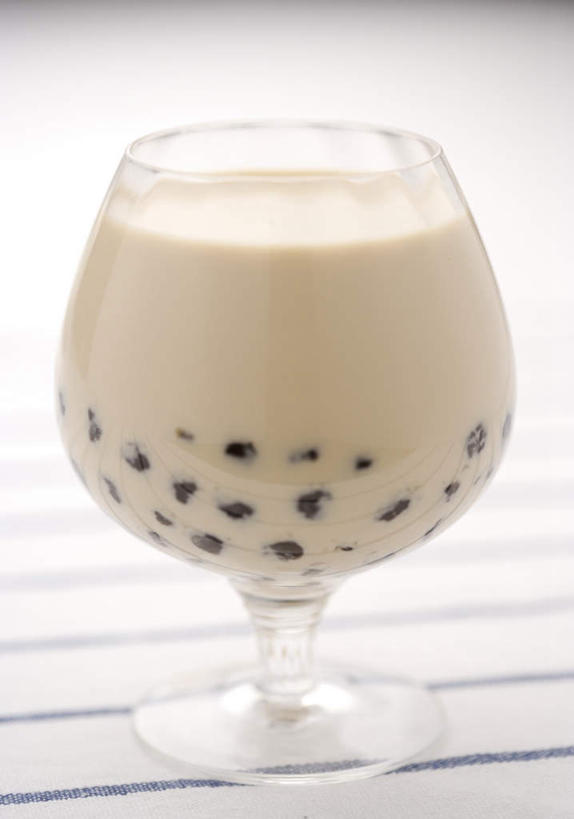 无人,竖图,俯视,室内,特写,白天,白色背景,餐桌,桌子,杯子,阴影,朦胧,模糊,反射,高脚杯,影子,奶茶,红酒杯,饮品,一杯,玻璃制品,饮料,一个,酒杯,摄影,影棚,单个,餐台,葡萄酒杯,可口,适口,玻璃杯,彩图,高角度拍摄,影棚拍摄,拍摄,波霸奶茶,珍珠奶茶