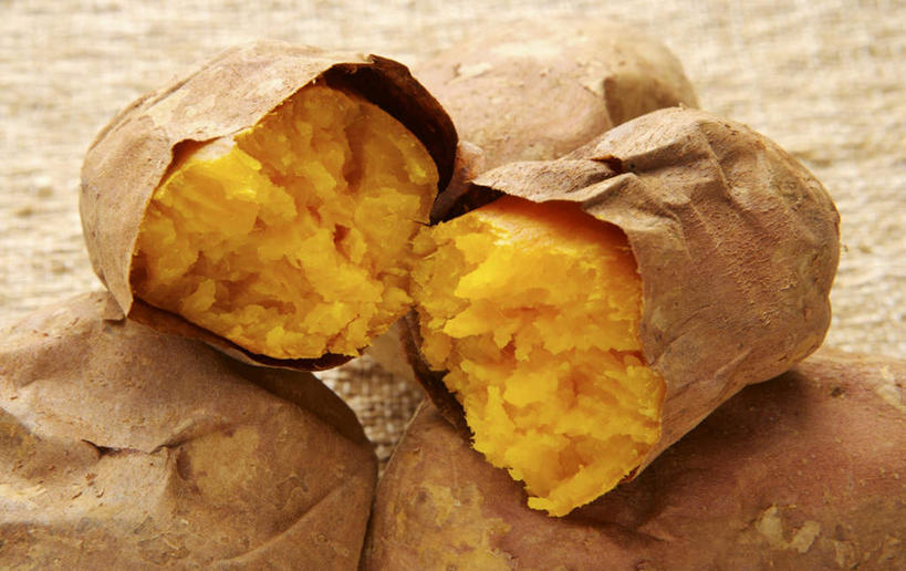 无人,横图,俯视,室内,特写,白天,餐桌,桌子,红薯,蔬菜,一堆,阴影,堆叠,堆积,新鲜,反射,影子,食品,小吃,食物,摄影,有机食品,绿色食品,影棚,餐台,堆,山芋,甘薯,番薯,地瓜,彩图,高角度拍摄,影棚拍摄,拍摄,烘山芋,烤白薯,烤地瓜,烤番薯,烤红薯,煨番薯