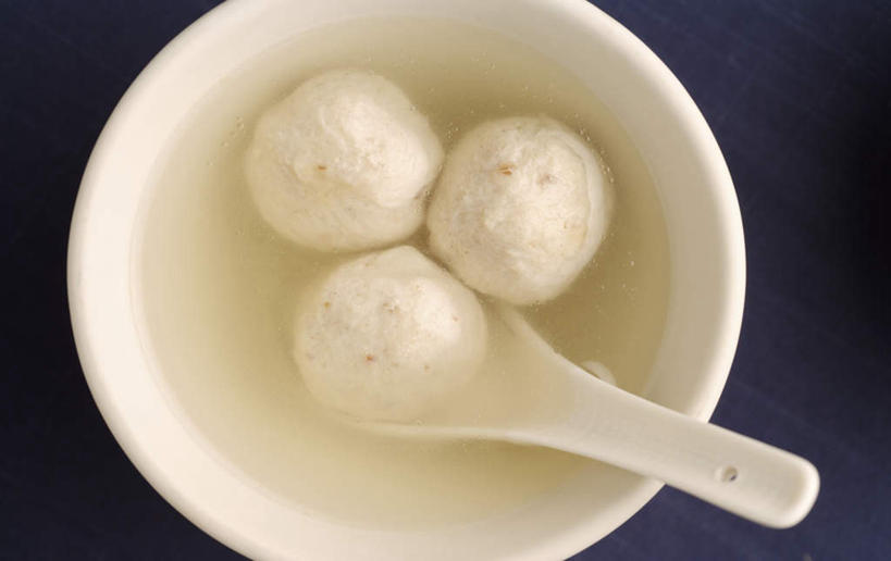 无人,横图,俯视,室内,特写,白天,餐桌,桌子,阴影,反射,影子,勺子,陶瓷,肉,汤,陶瓷制品,丸子,三颗,肉类,肉丸,两个,容器,调羹,汤匙,碗,摄影,影棚,餐台,储藏,储存,肉食,彩图,高角度拍摄,影棚拍摄,拍摄,贮存