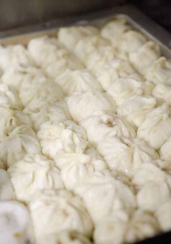 点心,无人,竖图,俯视,室外,特写,白天,餐桌,桌子,一排,许多,阴影,朦胧,模糊,整齐,并列,并排,反射,影子,料理,食品,包子,面点,很多,美食,食物,排列,白色,小笼包,中式,餐台,队列,平行,彩图,高角度拍摄