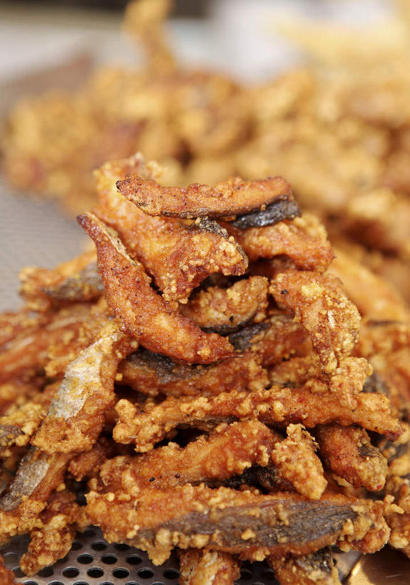 鳗鱼,无人,竖图,俯视,室外,特写,白天,餐桌,桌子,鳗鲡,一堆,许多,阴影,堆叠,堆积,朦胧,模糊,反射,影子,肉,鱼干,鱼肉,很多,肉类,红色,餐台,堆,肉食,河鳗,白鳗,青鳝,风馒,白鳝,彩图,高角度拍摄