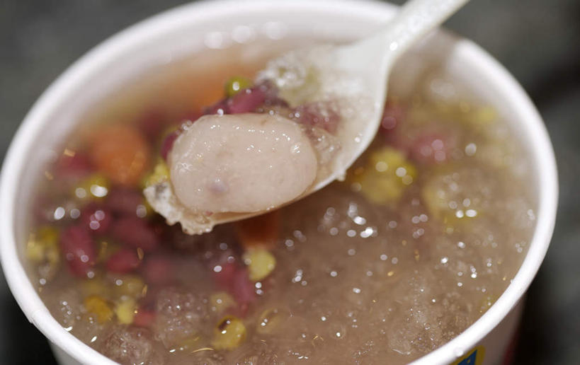 面食,无人,横图,俯视,室内,特写,白天,中餐,餐桌,桌子,蔬菜,阴影,朦胧,模糊,新鲜,反射,影子,勺子,陶瓷,芋头,汤,料理,食品,饺子,面点,陶瓷制品,小吃,食物,两个,容器,调羹,汤匙,碗,中式,毛芋,毛芋头,芋奶,有机食品,绿色食品,餐台,储藏,储存,水饺,青芋,芋子,芋艿,彩图,高角度拍摄,贮存