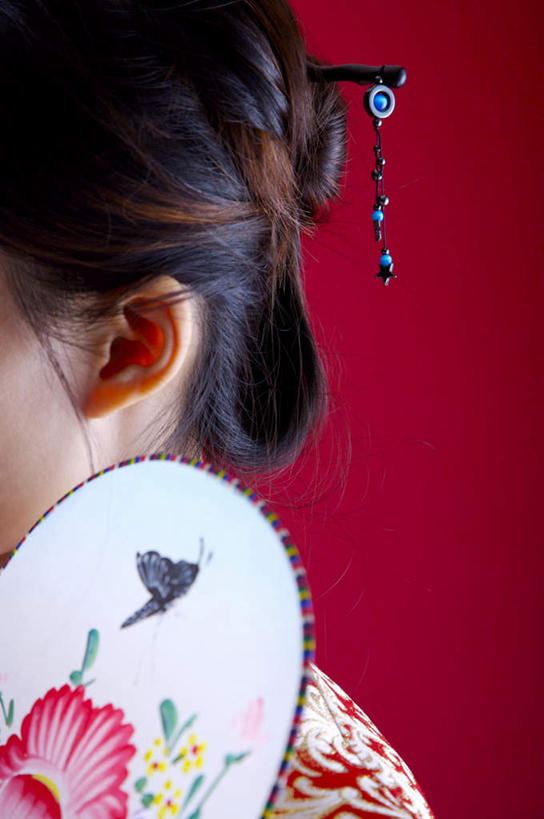 东方人,耳朵,一个人,竖图,室内,特写,白天,侧面,亚洲,仅一个年轻女性,仅一个女性,仅一个人,一把,红色背景,装饰,扇子,头饰,清凉,黄种人,凉爽,文化,发簪,发饰,饰品,摄影,影棚,华丽,修饰,点缀,配饰,衬托,美观,雅致,雅观,簪子,年轻女性,女人,女性,亚洲人,耳,耳部,半身,彩图,影棚拍摄,拍摄,宫扇,纨扇,圆扇,传统文化