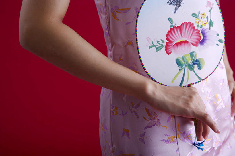 东方人,手,一个人,站,横图,室内,特写,白天,正面,民族服装,亚洲,仅一个年轻女性,仅一个女性,仅一个人,一把,握,红色背景,旗袍,扇子,清凉,拿,拿着,黄种人,凉爽,文化,粉色,站着,手部,握着,摄影,影棚,单手,中国文化,年轻女性,女人,女性,亚洲人,站立,半身,彩图,影棚拍摄,传统服装,民俗服,拍摄,宫扇,纨扇,圆扇,传统文化