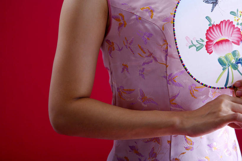 东方人,手,一个人,站,横图,室内,特写,白天,正面,民族服装,亚洲,仅一个年轻女性,仅一个女性,仅一个人,一把,握,红色背景,旗袍,扇子,清凉,拿,拿着,黄种人,凉爽,文化,粉色,站着,手部,握着,摄影,影棚,单手,中国文化,年轻女性,女人,女性,亚洲人,站立,半身,彩图,影棚拍摄,传统服装,民俗服,拍摄,宫扇,纨扇,圆扇,传统文化