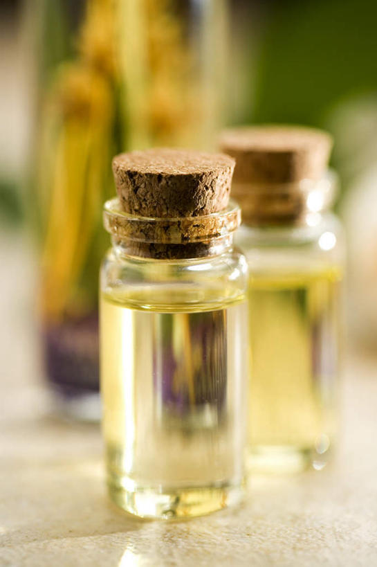 无人,竖图,俯视,室内,特写,白天,两瓶,阴影,朦胧,模糊,反射,罐子,影子,玻璃制品,玻璃瓶,精油,瓶子,芳香植物,芳香油,挥发油,香精油,彩图,高角度拍摄