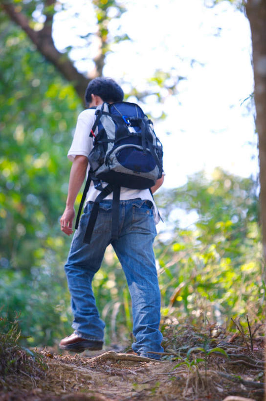 东方人,一个人,走,攀登,竖图,室外,白天,锻炼,旅游,度假,探险,运动,攀岩,森林,山,山脉,树林,植物,亚洲,仅一个男性,仅一个人,握,服装,裤子,朦胧,模糊,包,工具,器材,山顶,山峰,山峦,拿,旅行包,拿着,牛仔裤,休闲装,黄种人,娱乐,极限运动,树,树木,仅一个年轻男性,背面,衣服,绿色,背包,群山,享受,休闲,休闲服,器械,爬,放松,握着,服饰,生长,成长,拐杖,室外运动,户外运动,登山杖,辅助设备,旅游包,颠峰,极峰,登山棍,冒险,体育,男人,男性,年轻男性,亚洲人,步行,登山,爬山,攀爬,散步,走路,彩图,全身,健身,双肩包