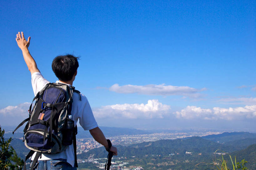 东方人,一个人,站,举,攀登,横图,室外,白天,锻炼,旅游,度假,探险,运动,攀岩,草地,草坪,石头,山,山脉,植物,亚洲,仅一个男性,仅一个人,握,阴影,服装,裤子,光线,包,工具,器材,石子,影子,山顶,山峰,云,云朵,山峦,拿,云彩,旅行包,拿着,牛仔裤,休闲装,黄种人,娱乐,极限运动,草,树,树木,仅一个年轻男性,背面,衣服,蓝色,绿色,白云,蓝天,天空,阳光,自然,背包,群山,天,托,站着,享受,休闲,休闲服,器械,爬,放松,握着,服饰,生长,晴朗,成长,拐杖,室外运动,户外运动,登山杖,辅助设备,旅游包,颠峰,极峰,登山棍,冒险,体育,男人,男性,年轻男性,亚洲人,石块,岩石,晴空,登山,举起,举手,举着,爬山,攀爬,向上举,向上伸,向上托,站立,半身,彩图,健身,双肩包