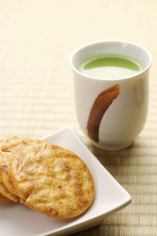 点心,煎饼,无人,竖图,俯视,室内,特写,白天,幸福,茶,桌面,桌子,杯子,餐具,阴影,反射,木制,碟子,盘,影子,茶叶,食品,文化,娱乐,饼,小吃,食物,糕点,一个,盘子,木制品,水杯,碟,甜食,享受,休闲,温馨,放松,乐趣,单个,提神,舒适,醒脑,日式煎饼,茶杯,彩图,高角度拍摄