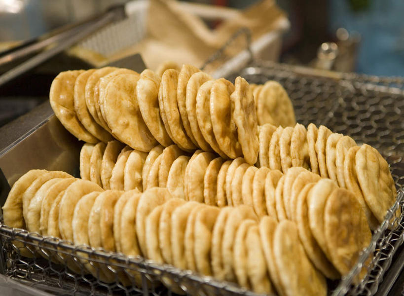 点心,煎饼,无人,横图,俯视,室外,特写,白天,金属制品,一排,许多,朦胧,模糊,整齐,并列,并排,金属,篮子,食品,很多,文化,饼,小吃,食物,糕点,排列,一个,甜食,单个,队列,平行,日式煎饼,彩图,高角度拍摄