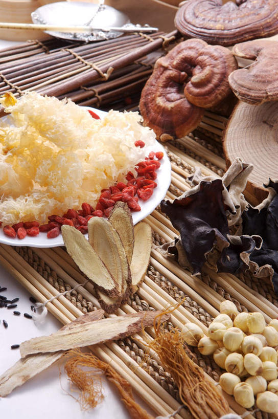 无人,竖图,俯视,室内,特写,白天,植物,桌面,桌子,灵芝,餐具,一堆,许多,阴影,堆叠,堆积,盛开,反射,木制,碟子,盘,影子,菌菇,莲子,果实,草药,药草,很多,凌乱,花蕾,中药,花,花瓣,花朵,鲜花,一个,盘子,木制品,碟,花苞,花蕊,单个,堆,枸杞子,枸杞,甘草,混乱,药材,中草药,中药材,本草,莲米,莲肉,莲实,苟起子,枸杞豆,枸杞果,血杞子,纷乱,缭乱,庞杂,生甘草,芝草,仙草,神芝,瑞草,灵芝草,彩图,高角度拍摄