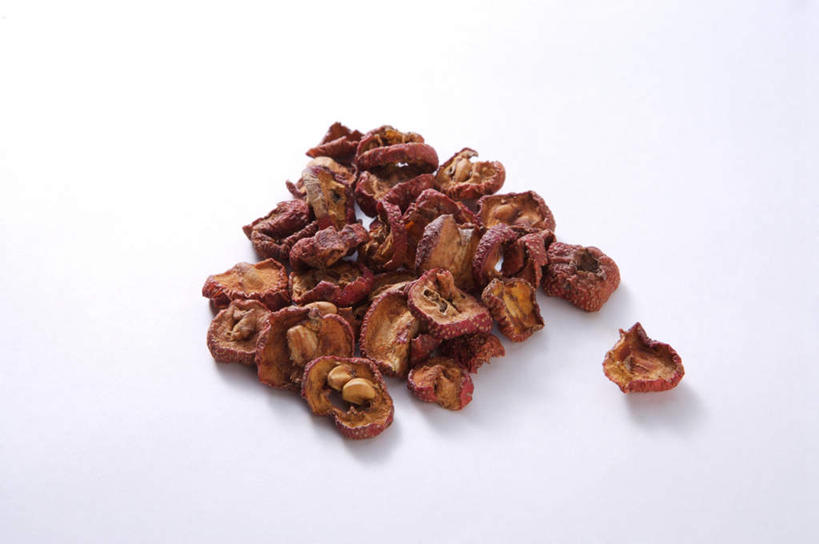 无人,横图,俯视,室内,特写,白天,白色背景,植物,桌面,桌子,一堆,许多,阴影,堆叠,堆积,反射,木制,影子,草药,药草,很多,中药,木制品,山楂,摄影,影棚,堆,药材,中草药,中药材,本草,红果,彩图,高角度拍摄,影棚拍摄,拍摄