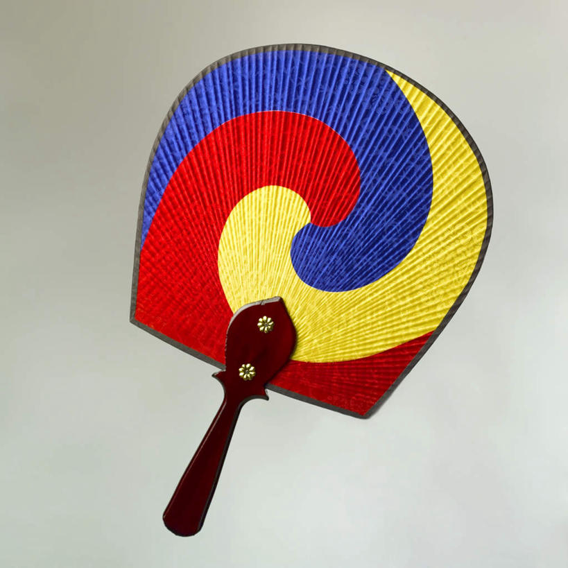 无人,方图,俯视,室内,特写,白天,桌面,桌子,静物,一把,阴影,反射,木制,扇子,影子,清凉,凉爽,文化,黄色,红色,蓝色,木制品,摄影,影棚,彩图,高角度拍摄,影棚拍摄,拍摄,宫扇,纨扇,圆扇,传统文化