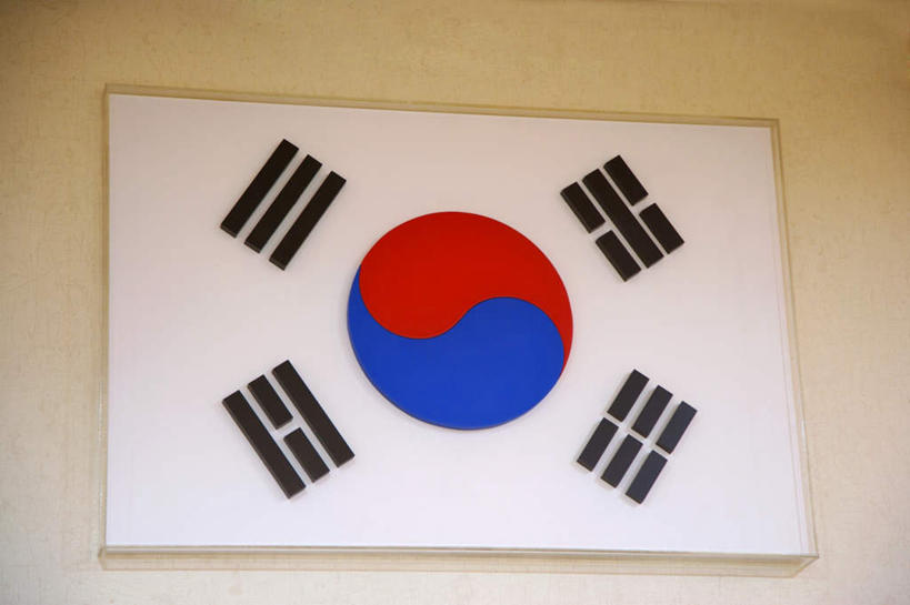 无人,横图,室内,特写,白天,正面,静物,旗帜,国旗,吊挂,悬挂,墙,挂,文化,墙壁,墙面,红色,蓝色,祈祷,许愿,宗教,信仰,祈求,吉祥,风水,阴阳,吉凶,吉利,晦气,不祥,倒霉,霉运,恶兆,凶险,平安,旗,彩图,韩国国旗,太极旗