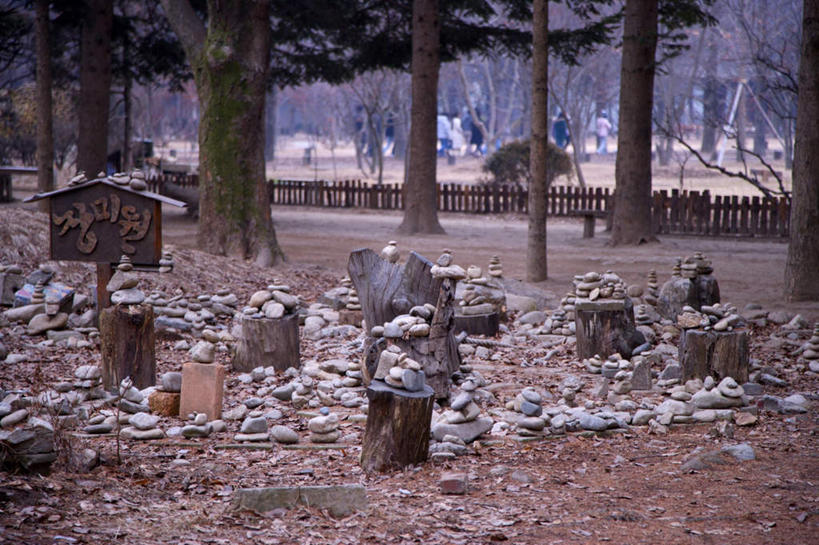 无人,栏杆,横图,室外,白天,正面,旅游,度假,石头,美景,植物,朝鲜,韩国,亚洲,一排,整齐,石子,栅栏,景观,篱笆,围栏,树桩,娱乐,护栏,树,树干,树木,排列,绿色,自然,享受,休闲,木桩,景色,放松,生长,成长,队列,自然风光,东亚,沉积岩,大韩民国,朝鲜半岛,朝鲜民主主义人民共和国,水成岩,韩半岛,石块,岩石,彩图