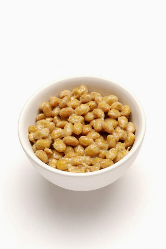 无人,竖图,俯视,室内,特写,白天,白色背景,桌面,桌子,大豆,蔬菜,一堆,许多,阴影,堆叠,堆积,新鲜,反射,木制,影子,陶瓷,食品,陶瓷制品,很多,饮食,食物,一个,木制品,容器,碗,健康,摄影,有机食品,绿色食品,影棚,单个,储藏,堆,纳豆,豆制品,储存,发酵,酱豆,彩图,高角度拍摄,影棚拍摄,拍摄,贮存