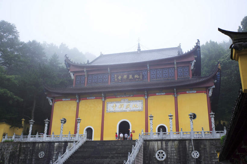 无人,寺庙,栏杆,横图,室外,白天,仰视,旅游,度假,名胜古迹,植物,雾,楼梯,标志建筑,地标,建筑,雕塑,九华山,中国,亚洲,节日,朦胧,模糊,遗迹,艺术,装饰,标志,雕刻,扶手,牌匾,文字,字符,阶梯,古迹,文化,文物,娱乐,标识,建设,古建筑,护栏,台阶,树,树木,绿色,自然,工艺品,庙宇,祈祷,享受,休闲,健康,汉字,旅游胜地,放松,许愿,宗教,佛教,信仰,生长,成长,纪念,祈求,美术,迷雾,中文,主题,陈列,古文明,东亚,安徽,安徽省,中华人民共和国,华东地区,功能,美学,国文,华文,皖,池州,池州市,释教,平安,大雾,彩图,低角度拍摄,庙,寺,九华后山,九子山,陵阳山,青阳县,双溪寺