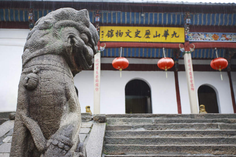 无人,寺庙,横图,室外,白天,仰视,旅游,度假,名胜古迹,楼梯,标志建筑,地标,建筑,哺乳动物,野生动物,狮子,照明,雕塑,九华山,中国,亚洲,节日,辟邪,遗迹,艺术,装饰,标志,灯笼,雕刻,雕像,扶手,牌匾,文字,纸灯笼,字符,阶梯,古迹,文化,文物,娱乐,标识,建设,古建筑,护栏,石雕,台阶,动物,工艺品,灯具,庙宇,石狮,祈祷,享受,休闲,健康,汉字,旅游胜地,放松,许愿,宗教,佛教,信仰,纪念,祈求,照亮,美术,照明设备,中文,主题,凶猛,陈列,古文明,东亚,安徽,安徽省,中华人民共和国,华东地区,功能,美学,驱邪,祛邪,避邪,国文,华文,皖,池州,池州市,守护神,释教,残暴,平安,凶残,彩图,低角度拍摄,庙,寺,地藏寺,化城寺,九子山,开山祖寺,陵阳山,青阳县