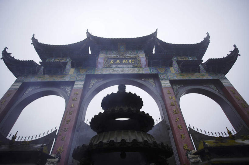 无人,寺庙,横图,室外,白天,仰视,旅游,度假,名胜古迹,标志建筑,地标,建筑,蜡烛,九华山,中国,亚洲,节日,遗迹,烟雾,燃烧,古迹,文化,文物,娱乐,建设,古建筑,佛香,天空,香火,香烛,庙宇,天,祈祷,享受,休闲,健康,旅游胜地,放松,许愿,宗教,佛教,信仰,烧香,纪念,祈求,古文明,东亚,安徽,安徽省,中华人民共和国,华东地区,皖,池州,池州市,释教,平安,彩图,低角度拍摄,庙,寺,地藏寺,化城寺,九子山,开山祖寺,陵阳山,青阳县