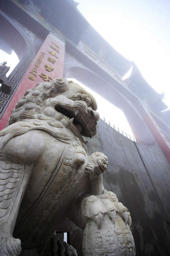 无人,寺庙,竖图,室外,白天,仰视,旅游,度假,名胜古迹,雾,标志建筑,地标,建筑,哺乳动物,野生动物,狮子,雕塑,九华山,中国,亚洲,节日,朦胧,模糊,遗迹,艺术,装饰,标志,雕刻,牌匾,文字,字符,古迹,文化,文物,娱乐,标识,建设,古建筑,石雕,动物,工艺品,庙宇,石狮,祈祷,享受,休闲,健康,汉字,旅游胜地,放松,许愿,宗教,佛教,信仰,纪念,祈求,美术,迷雾,中文,主题,凶猛,陈列,古文明,东亚,安徽,安徽省,中华人民共和国,华东地区,功能,美学,国文,华文,皖,池州,池州市,释教,残暴,平安,凶残,大雾,彩图,低角度拍摄,庙,寺,九子山,陵阳山