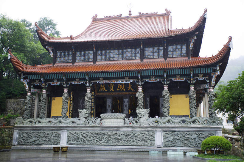 无人,寺庙,横图,室外,白天,仰视,旅游,度假,名胜古迹,植物,雾,标志建筑,地标,建筑,雕塑,九华山,中国,亚洲,节日,朦胧,模糊,遗迹,艺术,装饰,雕刻,雕像,古迹,文化,文物,娱乐,建设,古建筑,石雕,树,树木,绿色,自然,工艺品,庙宇,祈祷,享受,休闲,健康,旅游胜地,放松,许愿,宗教,佛教,信仰,生长,成长,纪念,祈求,美术,迷雾,主题,陈列,古文明,东亚,安徽,安徽省,中华人民共和国,华东地区,功能,美学,皖,池州,池州市,释教,平安,大雾,彩图,低角度拍摄,庙,寺,九子山,陵阳山