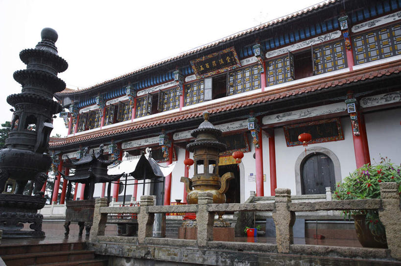 无人,寺庙,栏杆,横图,室外,白天,仰视,旅游,度假,名胜古迹,植物,标志建筑,地标,建筑,雕塑,九华山,中国,亚洲,节日,遗迹,艺术,装饰,标志,雕刻,扶手,牌匾,文字,香炉,字符,古迹,文化,文物,娱乐,标识,建设,古建筑,护栏,树,树木,绿色,自然,工艺品,庙宇,祈祷,享受,休闲,健康,汉字,旅游胜地,放松,许愿,宗教,佛教,信仰,生长,成长,纪念,祈求,美术,祭奠,祭祀,中文,主题,祭坛,陈列,古文明,东亚,安徽,安徽省,中华人民共和国,华东地区,功能,美学,国文,华文,皖,池州,池州市,释教,敬拜,平安,彩图,低角度拍摄,庙,寺,百岁宫,插霄峰,东峰,东崖,九子山,陵阳山,青阳县,万年禅寺,摘星庵