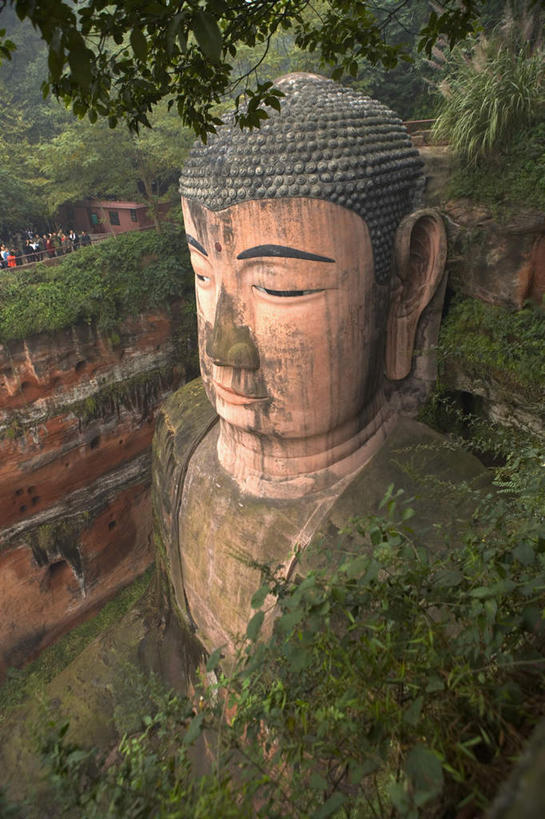 东方人,一个人,无人,坐,闭眼,竖图,室外,白天,正面,旅游,度假,名胜古迹,山,山脉,树林,植物,标志建筑,地标,建筑,雕塑,中国,亚洲,仅一个男性,仅一个人,仅一个中年男性,遗迹,艺术,装饰,雕刻,雕像,山峰,山峦,黄种人,古迹,文物,娱乐,建设,古建筑,石雕,树,树木,绿色,自然,工艺品,群山,享受,休闲,旅游胜地,放松,四川省,生长,成长,纪念,美术,主题,陈列,佛祖,古文明,东亚,佛陀,四川,乐山大佛,乐山,中华人民共和国,西南地区,功能,美学,川,乐山市,圣人,佛教创始者,乔达摩.悉达多,如来佛祖,释迦佛,释迦牟尼,我佛如来,凌云大佛,男人,男性,中年男性,亚洲人,闭眼睛,闭着眼,闭着眼睛,坐着,半身,彩图