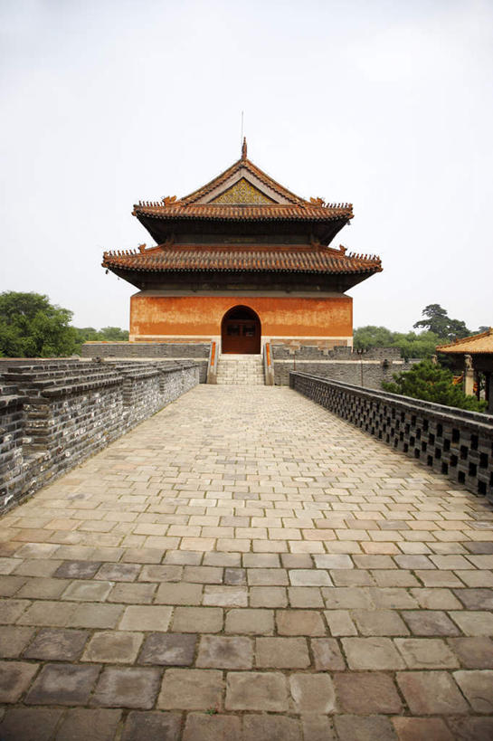 无人,竖图,室外,白天,正面,旅游,度假,名胜古迹,植物,楼梯,标志建筑,地标,建筑,中国,亚洲,遗迹,阶梯,墙,古迹,文物,娱乐,建设,古建筑,墙壁,墙面,台阶,树,树木,绿色,自然,享受,休闲,墓地,旅游胜地,放松,生长,成长,坟墓,陵墓,坟场,古文明,东亚,辽宁,辽宁省,沈阳,中华人民共和国,省会,沈阳市,辽,东北地区,彩图,北陵,清昭陵,昭陵