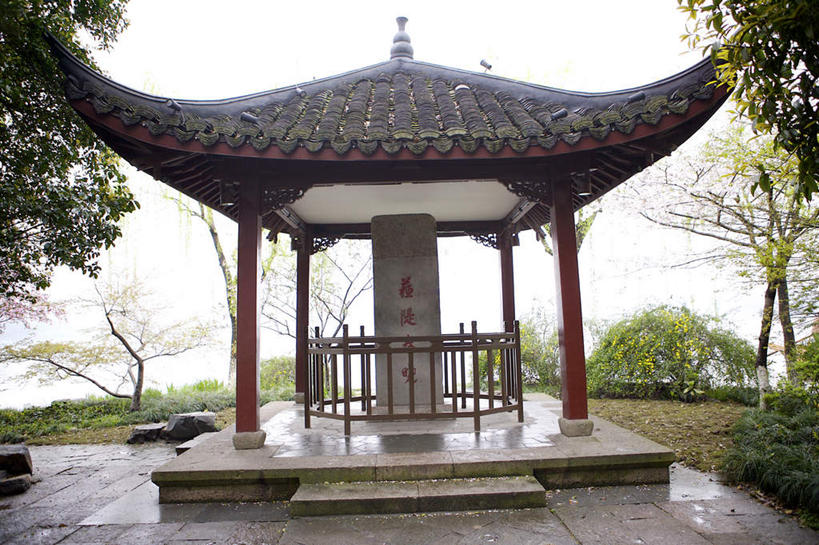 无人,横图,室外,白天,正面,旅游,度假,美景,植物,标志建筑,地标,建筑,雕塑,中国,亚洲,艺术,装饰,标志,雕刻,雕像,文字,字符,亭子,景观,娱乐,标识,建设,浙江,石雕,树,树木,浙江省,绿色,自然,石碑,工艺品,享受,休闲,汉字,旅游胜地,景色,放松,生长,成长,纪念,杭州,美术,中文,自然风光,主题,陈列,东亚,杭州市,中华人民共和国,华东地区,省会,浙,功能,美学,国文,华文,西湖区,彩图,苏堤春晓,西湖十景