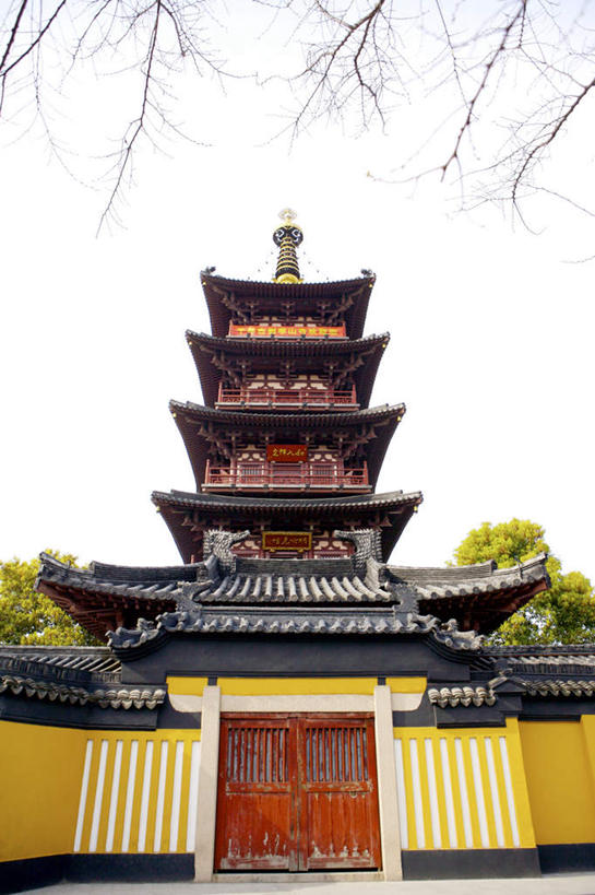 无人,寺庙,竖图,室外,白天,仰视,旅游,度假,名胜古迹,植物,标志建筑,地标,建筑,中国,亚洲,遗迹,塔,古迹,文物,娱乐,建设,古建筑,江苏,苏州,宝塔,树,树木,绿色,自然,庙宇,享受,休闲,旅游胜地,放松,生长,成长,古文明,东亚,江苏省,苏州市,寒山寺,中华人民共和国,华东地区,苏,浮图,浮屠,古城区,枫桥镇,金阊区,彩图,低角度拍摄,庙,寺