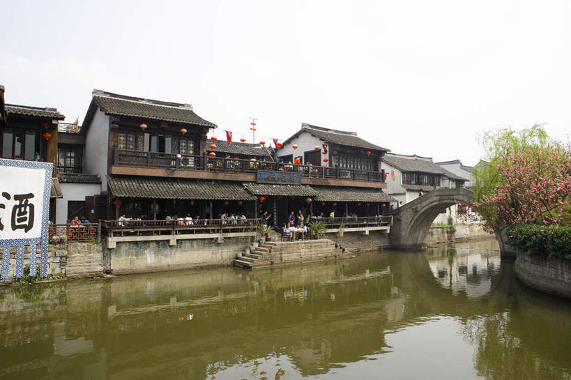 无人,家,横图,室外,白天,正面,旅游,度假,河流,石头,名胜古迹,水,植物,标志建筑,地标,建筑,旗帜,中国,亚洲,遗迹,标志,石子,文字,字符,房屋,屋子,河水,水流,建筑群,桥,古迹,文物,娱乐,标识,旗子,建设,古建筑,石桥,浙江,楼房,拱桥,住宅,栈桥,树,树木,古镇,浙江省,绿色,自然,享受,休闲,汉字,旅游胜地,放松,拱形,生长,成长,人行桥,石拱桥,中文,古文明,东亚,西塘,中华人民共和国,华东地区,浙,国文,华文,嘉兴,嘉兴市,旌旗,旗号,西塘古镇,西塘镇,石块,彩图,房子